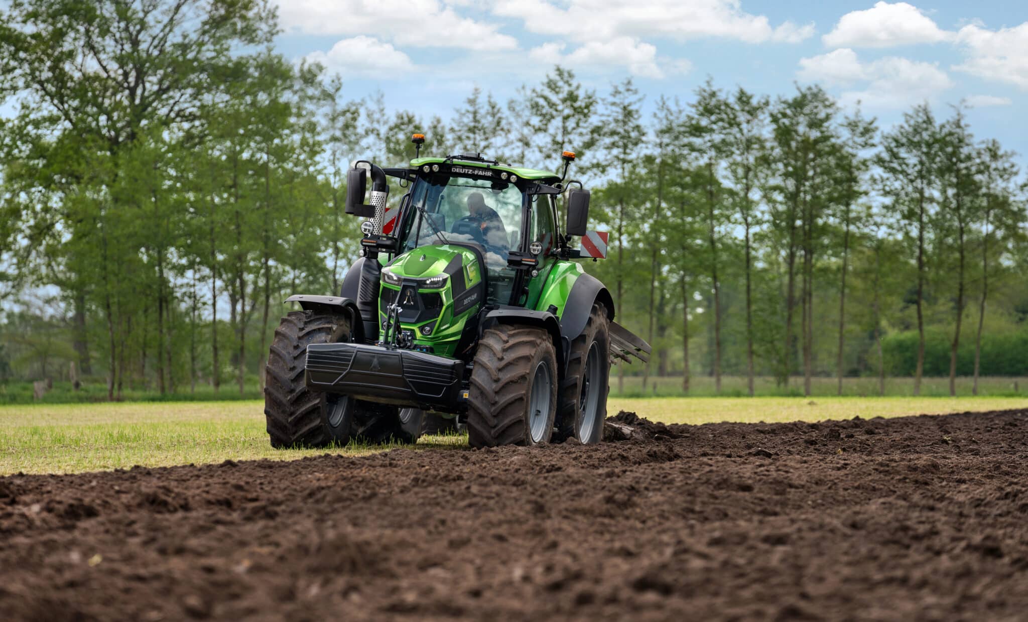 Deutz-Fahr 7250 TTV Java Green Warrior Edition traktor med smidighet, funksjonalitet og komfort for lange arbeidsdager"